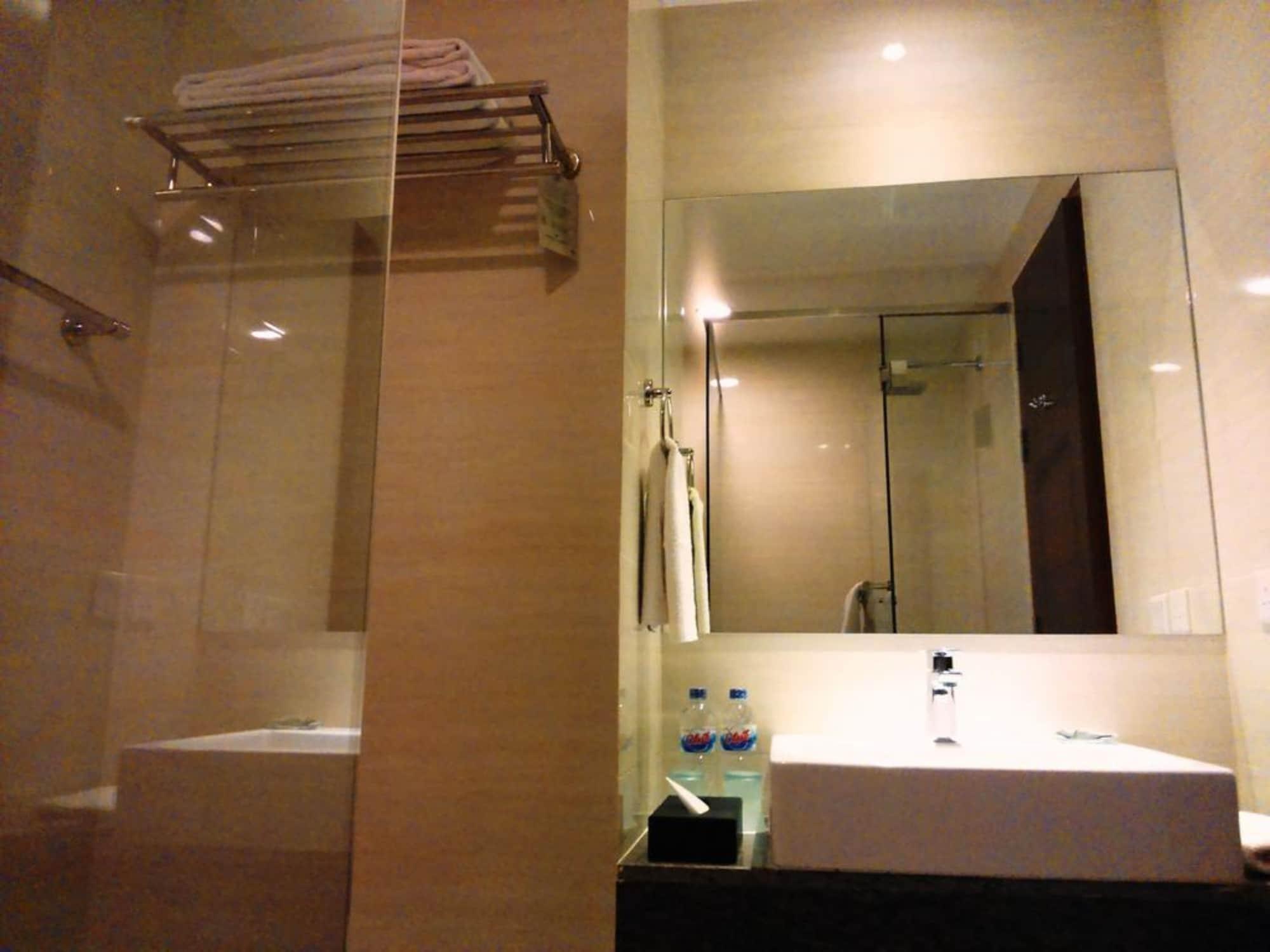 Hotel Santika Premiere Gubeng Сурабая Екстериор снимка