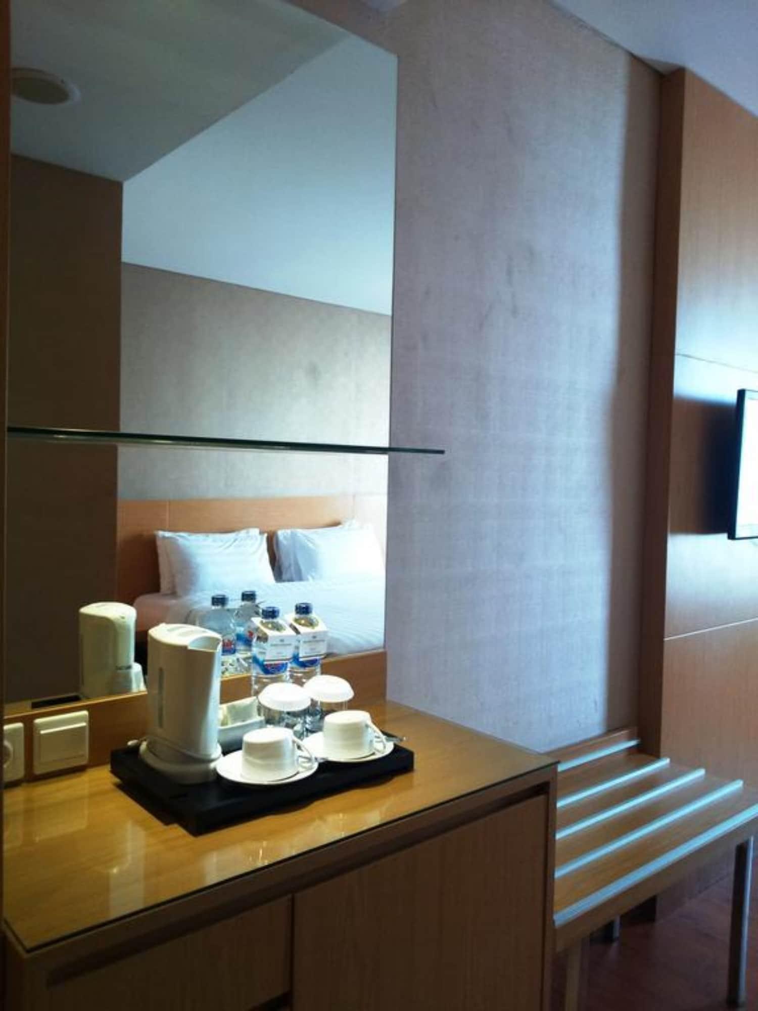 Hotel Santika Premiere Gubeng Сурабая Екстериор снимка