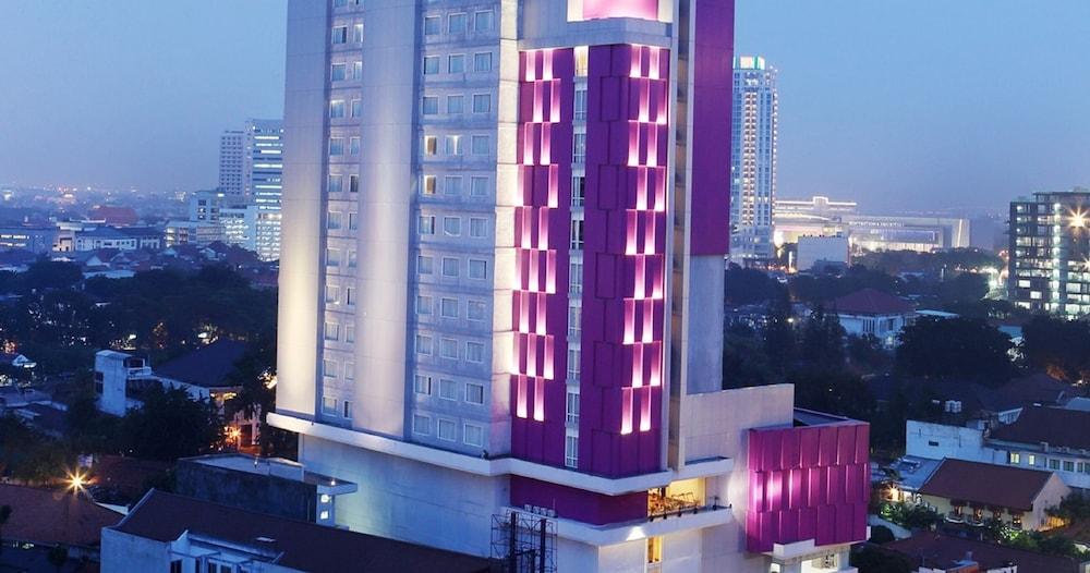 Hotel Santika Premiere Gubeng Сурабая Екстериор снимка