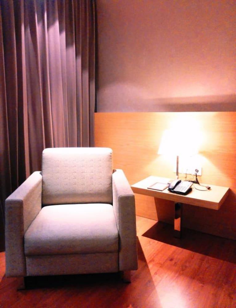 Hotel Santika Premiere Gubeng Сурабая Екстериор снимка
