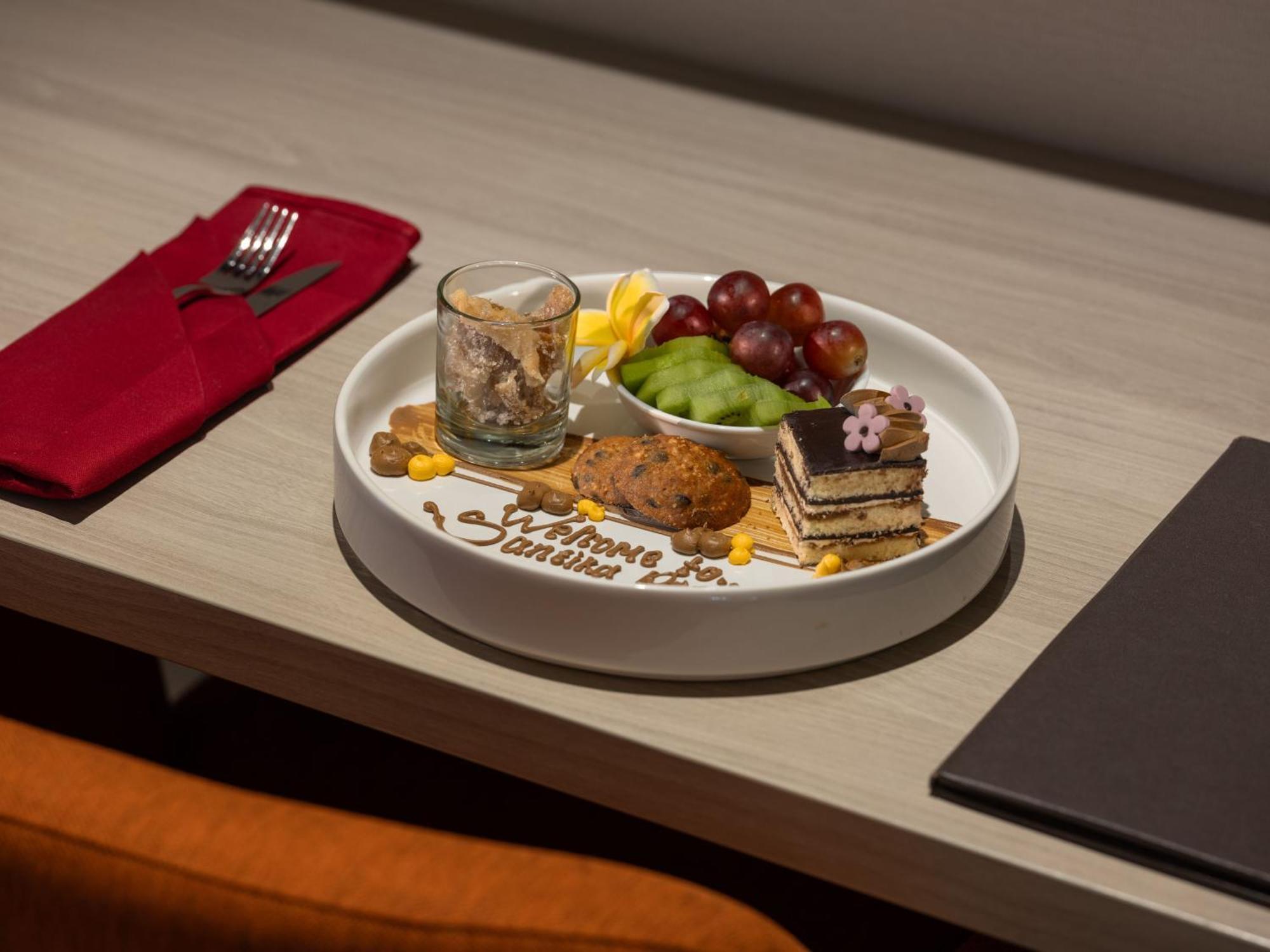 Hotel Santika Premiere Gubeng Сурабая Екстериор снимка