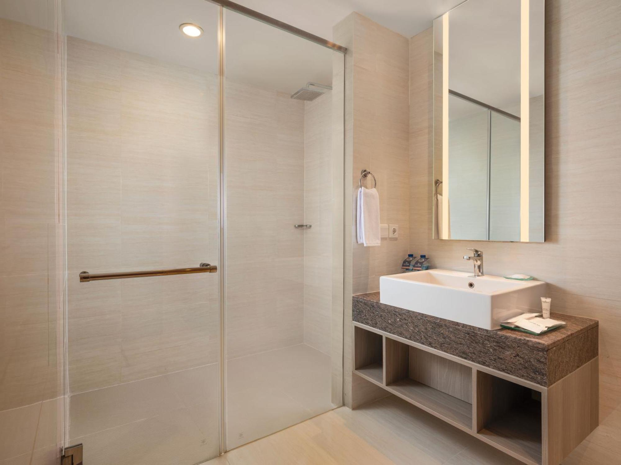 Hotel Santika Premiere Gubeng Сурабая Екстериор снимка