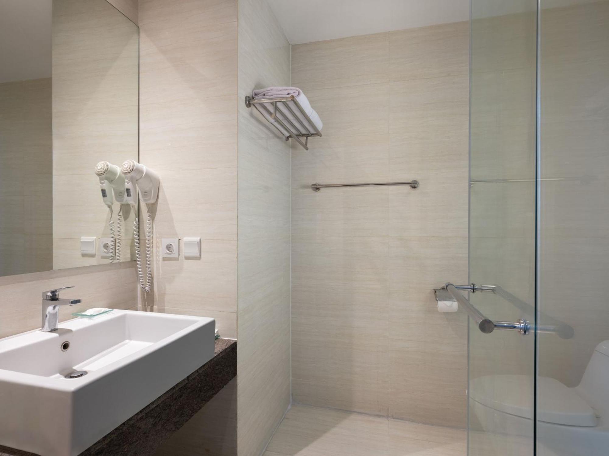 Hotel Santika Premiere Gubeng Сурабая Екстериор снимка