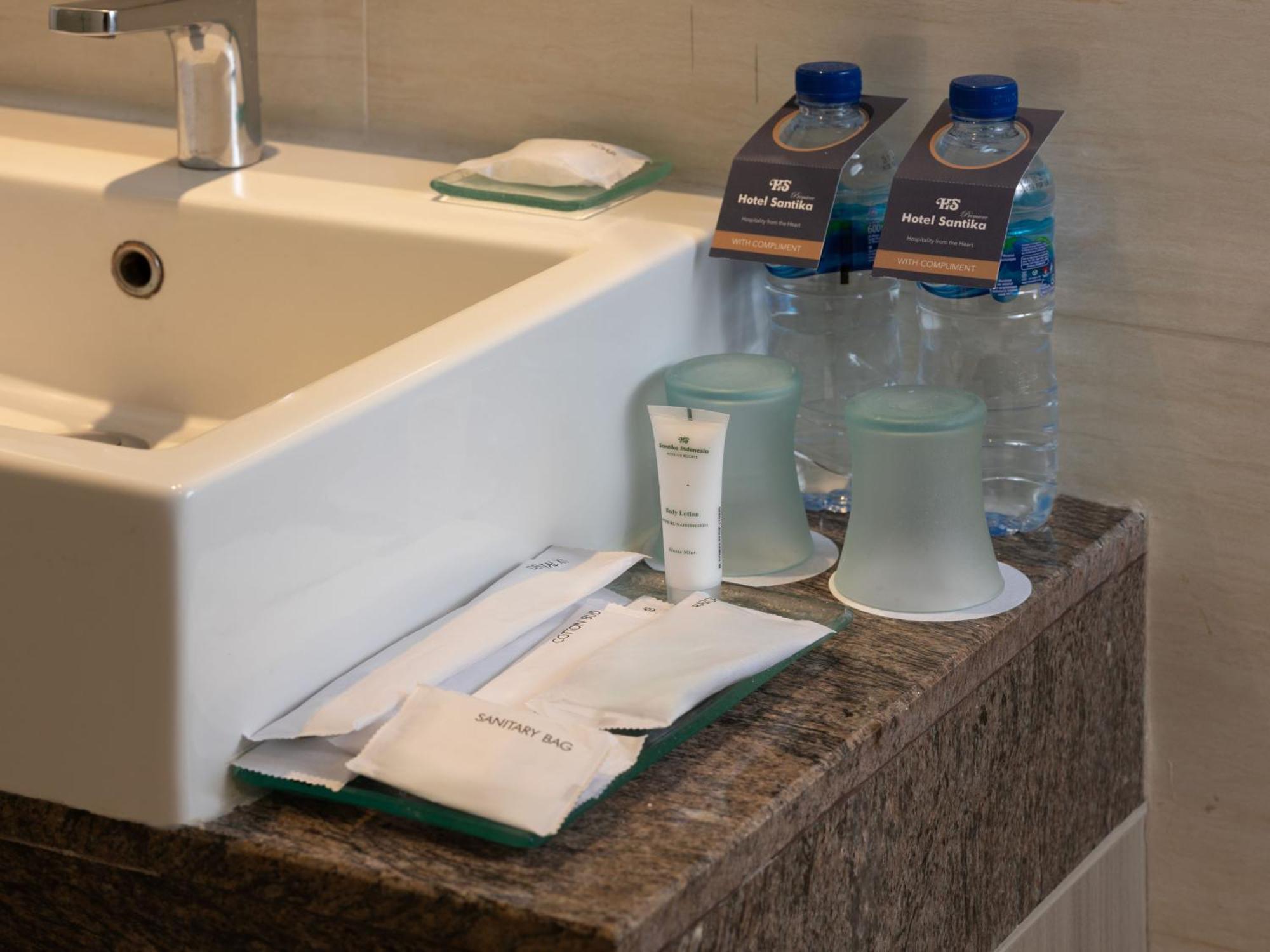 Hotel Santika Premiere Gubeng Сурабая Екстериор снимка